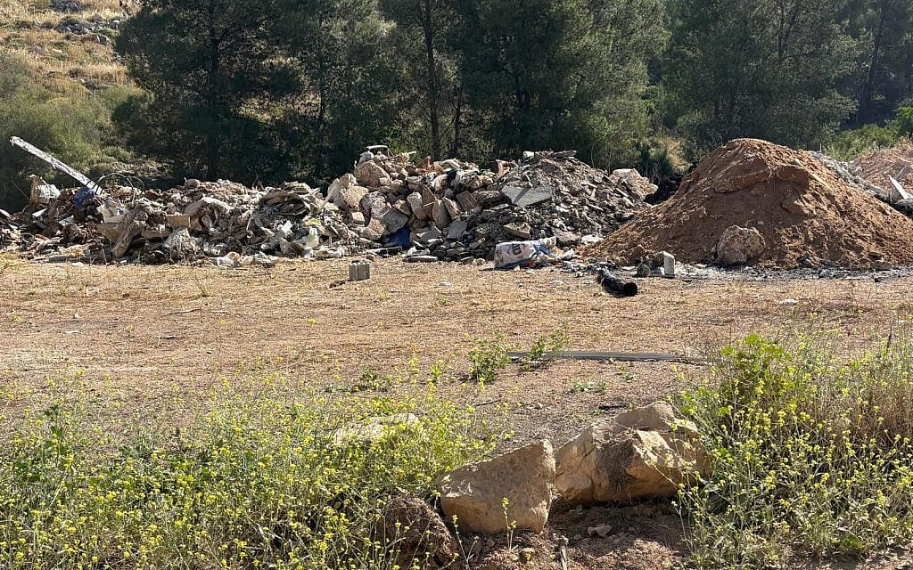Garbage sullies the landscape of Israel's National Trail: Symbolic of the systemic environmental failure of Israel's present government.