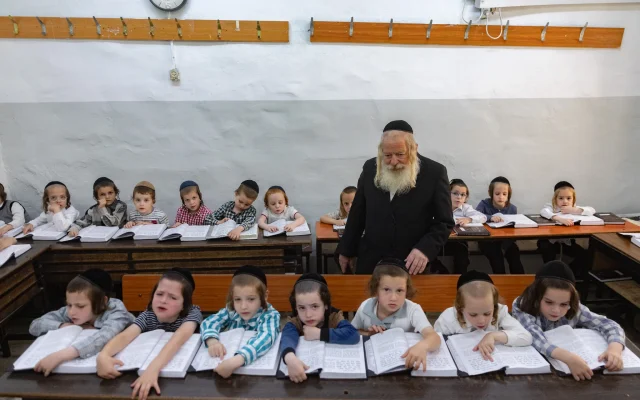 Young students in a classroom in the ultra-Orthodox Mea Shearim neighborhood of Jerusalem, August 25, 2025. (Chaim Goldberg/Flash90)