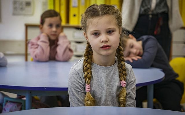Children return to school in Rishon LeZion following a ceasefire in the war with Iran, April 9, 2026. (Jonathan Shaul/Flash90)