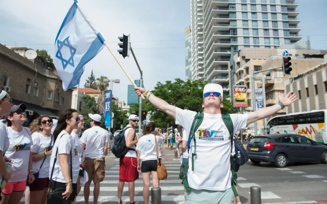 Young Jewish adults participate in the Tel Aviv Urban Experience track of Birthright in an undated photo (Courtesy)