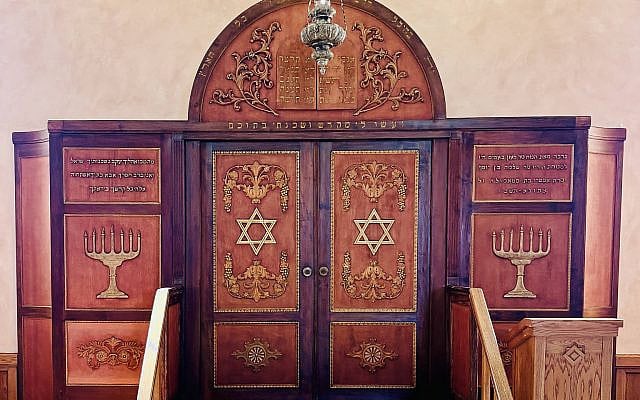 Aron Kodesh at Etz Chaim Synagogue (Photo: By the author John Meister)