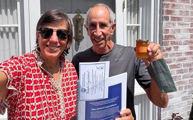 Jewish Federation of Annapolis & the Chesapeake co-founders Jody Goldsmith and Jennifer Laszlo Mizrahi deliver kosher honey and thanks to beloved Maryland State Senator. Photo by and courtesy of JLM.