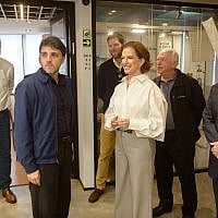 Renan Santos is greeted by Célia Parnes during a visit to Fisesp. Renan Santos is greeted by Célia Parnes during a visit to Fisesp.