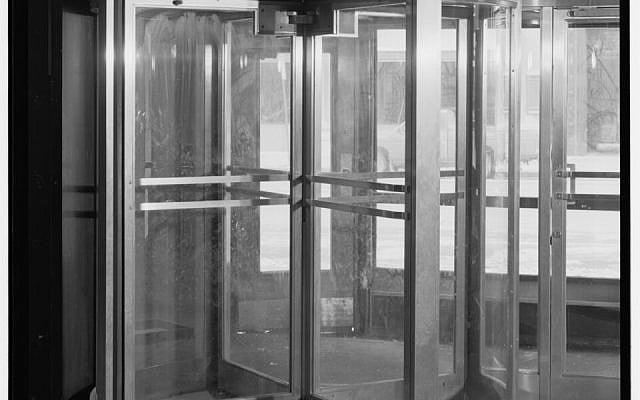RevolvingDoorInterior_view_east_1905-1914_buildings_first_floor_revolving_door_at_Meridian_Street_entrance_-Public domain