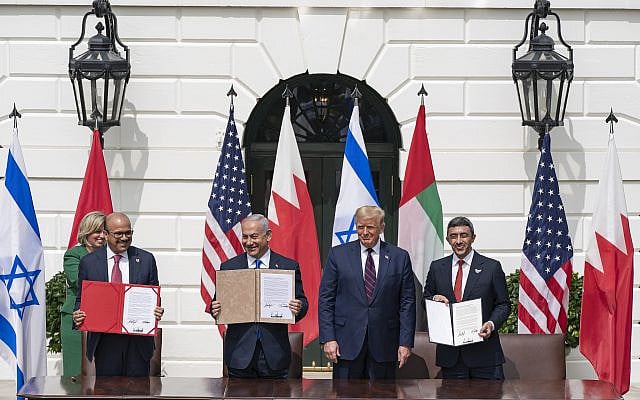President Donald J. Trump, Minister of Foreign Affairs of Bahrain Dr. Abdullatif bin Rashid Al-Zayani, Israeli Prime Minister Benjamin Netanyahu and Minister of Foreign Affairs for the United Arab Emirates Abdullah bin Zayed Al Nahyan signs the Abraham Accords Tuesday, Sept. 15, 2020, on the South Lawn of the White House. (Official White House Photo by Shealah Craighead)