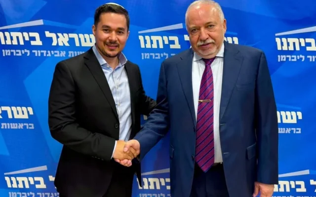 MK Dan Illouz (L) stands with Yisrael Beytenu chair Avigdor Liberman after joining the party following his resignation from Likud, on August 5, 2026. (Yisrael Beytenu)