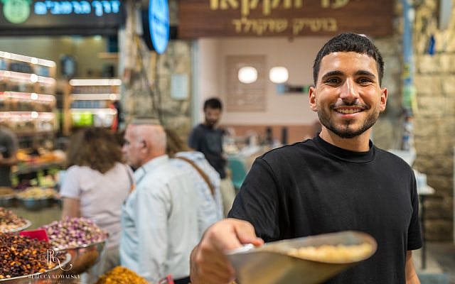 Free samples—selling nuts in Machane Yehuda
Photo by Rebecca Kowalsky | https://imagesthroughtime.com | https://www.youtube.com/@rebeccakowalskyphoto