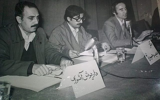 De gauche à droite : Ali-Ashraf Sadeghi, Saeed Hamidian et Darioush Ashouri, séminaire sur l'écriture du persan, Centre des publications universitaires, 1982-1983 (1361 AP). (Wikipedia CC BY 4.0)