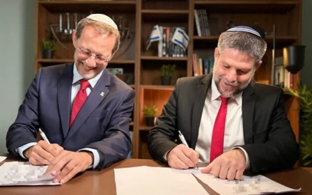 Finance Minister Bezalel Smotrich (R) signs an agreement with Moshe Feiglin for a joint run in the Knesset elections on September 1, 2026. (Religious Zionism)