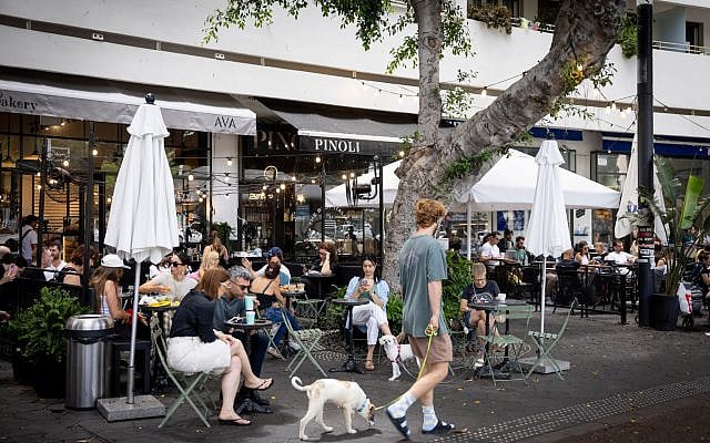 Illustrative: Israelis at a cafe in Tel Aviv, on May 18, 2025. (Miriam Alster/Flash90)