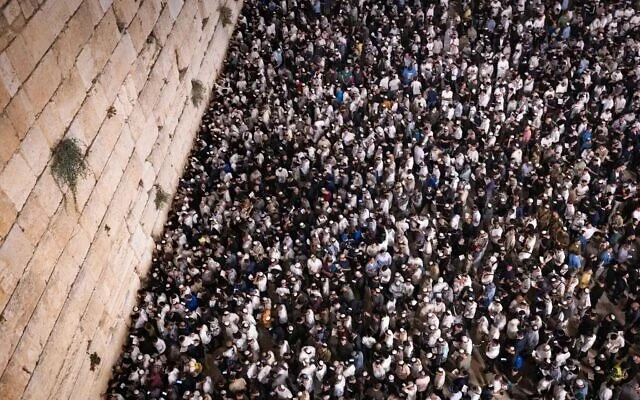 Jews praying at the Western Wall in October 2025, on the eve of Yom Kippur. (Chaim Goldberg/Flash90)