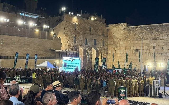 IDF swearing-in ceremony at the Kotel in Jerusalem (Aron Troen) IDF swearing-in ceremony at the Kotel in Jerusalem (Aron Troen)