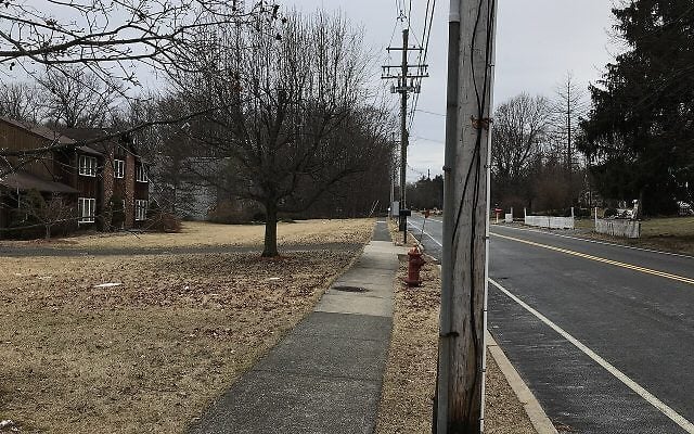 Illustrative. A segment of an eruv, including the plastic white pipe on the pole, as a 'lechi,' in Airmont, New York, on February 6, 2018. (Wehwalt/ Gary Greenbaum/ Wikipedia Illustrative. A segment of an eruv, including the plastic white pipe on the pole, as a 'lechi,' in Airmont, New York, on February 6, 2018. (Wehwalt/ Gary Greenbaum/ Wikipedia