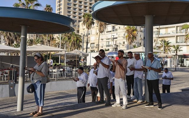 Jewish worshippers pray as they perform Tashlich, a traditional Jewish ritual symbolizing the casting away of sins, during the second day of Rosh Hashana at a beach in Bat Yam, central Israel, September 13, 2026. (Photo by Yossi Aloni/Flash90) Jewish worshippers pray as they perform Tashlich, a traditional Jewish ritual symbolizing the casting away of sins, during the second day of Rosh Hashana at a beach in Bat Yam, central Israel, September 13, 2026. (Photo by Yossi Aloni/Flash90)
