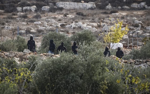 Masked extremist Jewish settlers clash with Palestinians during the annual olive harvest in the village of Abu Falah, near Ramallah in the West Bank, where several people were injured in an attack by Israeli settlers, October 16, 2026. Photo by Flash90