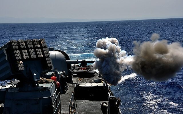 An Israeli Navy Sa'ar 4.5 missile boat fires its cannon during a naval exercise. (Photo: Israel Defense Forces / Wikimedia Commons)