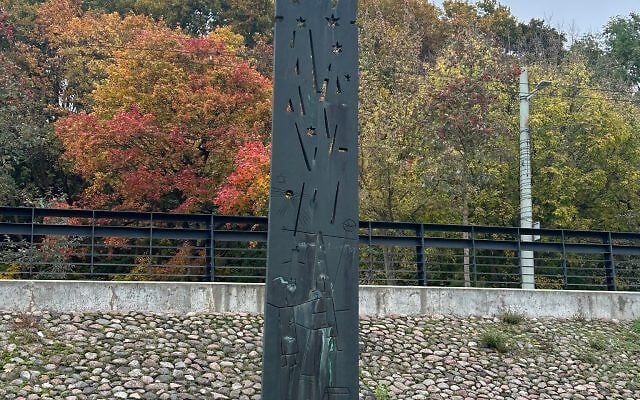 Open Torah Scroll sculpture, Choral Synagogue courtyard, Kaunas (Kovna)
(photograph by Harriet Gimpel) Open Torah Scroll sculpture, Choral Synagogue courtyard, Kaunas (Kovna)
(photograph by Harriet Gimpel)