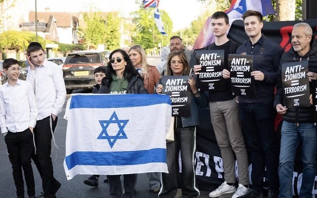 Standing with the Jewish Community following the antisemitic attack in Golders Green, London.
Photo - Elliott Franks Standing with the Jewish Community following the antisemitic attack in Golders Green, London.
Photo - Elliott Franks