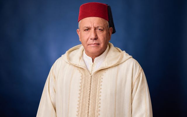 AI-generated illustration of Israeli politician Gadi Eisenkot wearing a traditional Moroccan fez and djellaba, highlighting his Moroccan heritage.
