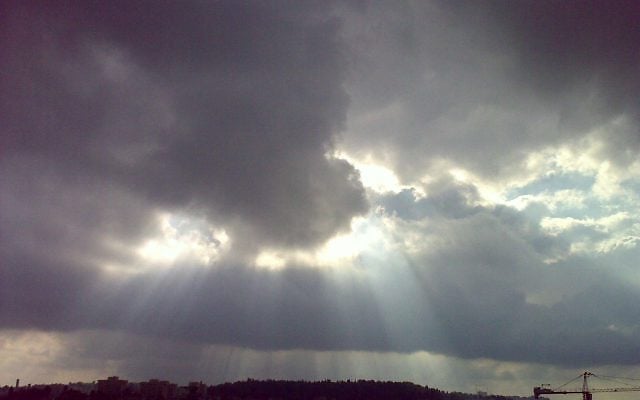 Sunlight breaks through the clouds over Jerusalem. (Photo: Yair Haklai / Wikimedia Commons / CC BY-SA 3.0)