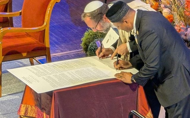 signing the declaration. Courtesy: sharif