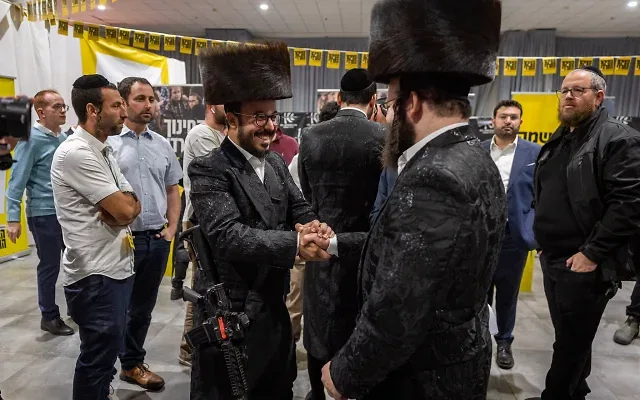 Party head Moti Leitner greets supporters at an election campaign rally of the Charedi Public party at the International Convention Center in Jerusalem, ahead of Israel’s upcoming general elections, October 17, 2026. (Chaim Goldberg/ Flash90)