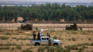 مقاتلون فلسطينيون من كتائب عز الدين القسام، الجناح المسلح لحركة حماس، يجولون في المنطقة المجاورة للحدود مع اسرائيل بالقرب من رفح جنوب القطاع، 3 يونيو 2015 (Abed Rahim Khatib/Flash90) مقاتلون فلسطينيون من كتائب عز الدين القسام، الجناح المسلح لحركة حماس، يجولون في المنطقة المجاورة للحدود مع اسرائيل بالقرب من رفح جنوب القطاع، 3 يونيو 2015 (Abed Rahim Khatib/Flash90)