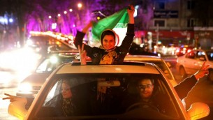۲آوریل ۲۰۱۵، پس از امضای قرارداد هسته ای ایران با قدرت های جهان در لوزان سوئیس، ایرانی ها در خیابانی در شمال تهران به جشن و پایکوبی پرداخته اند