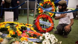 مردی ۳۰ سپتامبر ۲۰۱۶ بر سر مزار شیمعون پرس رئیس‌جمهور فقید در آرامگاه تپه‌ی هرتصل در اورشلیم سوگواری می‌کند
