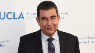 آری شاویت در جشن پنجسالگی مرکز مطالعات اسرائیل یوسیالای یونز آری شاویت در جشن پنجسالگی مرکز مطالعات اسرائیل یوسیالای یونز