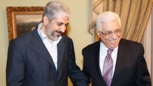 خالد مشعل، رهبر سیاسی حماس (چپ) در دیدار با محمود عباس رئیس تشکیلات خودگردان