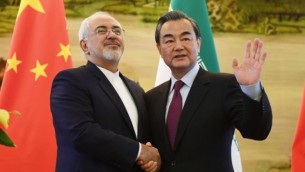 محمد جواد ظریف، وزیر خارجه‌ی ایران (چپ) با همتای چینی خود وانگ یی، پس از کنفرانس مشترک رسانه‌ای در پکن، ۵ دسامبر ۲۰۱۶