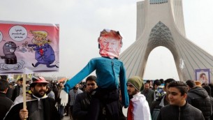 توضیح تصویر: ایرانیان آدمک دونالد ترامپ رئیس جمهور آمریکا را در تظاهرات سالگرد انقلاب اسلامی ۱۹۷۹ که ۱۰ فوریه‌ی ۲۰۱۷ در تهران برگزار شد، در دست دارند