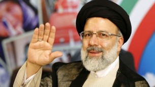 توضیح تصویر: ایراهیم رئیس روحانی ایرانی رئیس آستان قدس رضوی پس از ثبت نام برای انتخابات ریاست جمهوری در وزارت کشور، تهران، ۱۴ آوریل ۲۰۱۷