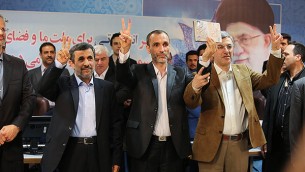 محمود احمدی‌نژاد به همراه یاران خود در وزارت کشور