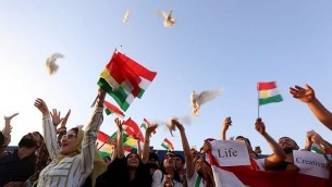 کردها در تظاهرات فرودگاه اربیل، پایتخت اقلیم خودمختار کردستان که در شمال این ناحیه قرار دارد، پس از آن که دولت مرکزی عراق در ۲۹ سپتامبر ۲۰۱۷ دستور توقف تمام پروازهای داخلی و خارجی به کردستان عراق را به مدت نامحدود صادر کرد، کبوترهایی را به هوا پرواز می‌دهند