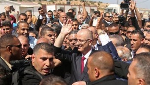 رامی حمدالله (وسط) نخست وزیر تشکیلات خودمختار فلسطینی در حلقهی ماموران امنیتی هنگام ورود به گذرگاه مرزی ارز در بیت حانون، شمال نوار غزه برای هواداران دست تکان میدهد – ۲ اکتبر ۲۰۱۷ رامی حمدالله (وسط) نخست وزیر تشکیلات خودمختار فلسطینی در حلقهی ماموران امنیتی هنگام ورود به گذرگاه مرزی ارز در بیت حانون، شمال نوار غزه برای هواداران دست تکان میدهد – ۲ اکتبر ۲۰۱۷