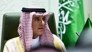 توضیح تصویر: عادل الجبیر، وزیر امور خارجه‌ی عربستان سعودی در کنفرانس مطبوعاتی به همراه همتای فرانسوی خود در ریاض، پایتخت عربستان – ۱۶ نوامبر ۲۰۱۷