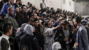 فلسطینیها با مقامات حماس و نیروهای امنیتی در یکی از ترمینالهای موقت در یک زمین بسکتبال در خان یونیس، جنوب نوار غزه، ۱۸ نوامبر ۲۰۱۷، در حالی که منتظر تأیید مدارکاند تا با اتوبوس از مرز رفاح به مصر بروند فلسطینیها با مقامات حماس و نیروهای امنیتی در یکی از ترمینالهای موقت در یک زمین بسکتبال در خان یونیس، جنوب نوار غزه، ۱۸ نوامبر ۲۰۱۷، در حالی که منتظر تأیید مدارکاند تا با اتوبوس از مرز رفاح به مصر بروند