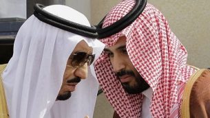 توضیح تصویر: شاه سلمان سعودی، چپ، در گفتگو با پسر خود محمد بن سلمان، ولیعهد، حین انتظار ورود رهبران عرب خلیج، پیش از گشایش نشست شورای همکاری خلیج در ریاض – مه ۲۰۱۲