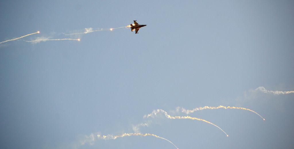 جت F-16 اسرائیلی در نمایش هوائی در 31 دسامبر 2015 (عکس: Hagar Amibar/Israel Air Force/Flickr) جت F-16 اسرائیلی در نمایش هوائی در 31 دسامبر 2015 (عکس: Hagar Amibar/Israel Air Force/Flickr)
