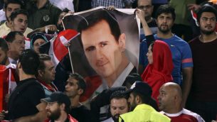 هواداران سوری فوتبال پوستر رئیس جمهور بشار اسد را پیش از شروع دور سوم بازی با ایران – بازیهای مقدماتی جام جهانی در استادیوم آزادی تهران، ایران – ۵ سپتامبر ۲۰۱۷ (عکس: (AP Photo/Vahid Salemi هواداران سوری فوتبال پوستر رئیس جمهور بشار اسد را پیش از شروع دور سوم بازی با ایران – بازیهای مقدماتی جام جهانی در استادیوم آزادی تهران، ایران – ۵ سپتامبر ۲۰۱۷ (عکس: (AP Photo/Vahid Salemi