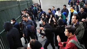 توضیح تصویر: دانشجویان ایرانی در دانشگاه تهران