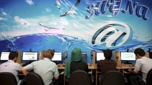 توضیح تصویر: در عکسی از ۱۷ سپتامبر ۲۰۱۳، ایرانی‌ها در کافه‌نتی در تهران، ایران، در حال نت‌گردی دیده می‌شوند. (AP Photo/Ebrahim Noroozi, File)