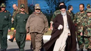 حسن فیروزآبادی به همراه علی خامنه ای و برخی فرماندهان سپاه