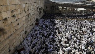 توضیح تصویر: یهودیان با شال‌های نماز هنگام شرکت در مراسم عبادت کوحانیم (تبرک کشیش) در تعطیلات پسح، دیوار ندبه، شهر قدیم اورشلیم، ۲ آوریل ۲۰۱۸. ( AFP PHOTO / MENAHEM KAHANA)