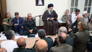 خامنه ای در دیدار با فرماندهان نظامی خامنه ای در دیدار با فرماندهان نظامی