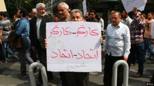 گروهی از کارگران معترض در ایران