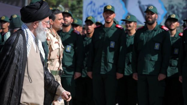 علی خامنه ای در میان اعضای سپاه علی خامنه ای در میان اعضای سپاه