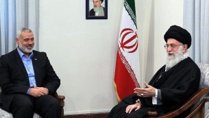 توضیح تصویر: آیتالله علی خامنهای ولی فقیه ایران حین ملاقات با اسمائیل هانیه رهبر حماس در تهران. (AP توضیح تصویر: آیتالله علی خامنهای ولی فقیه ایران حین ملاقات با اسمائیل هانیه رهبر حماس در تهران. (AP